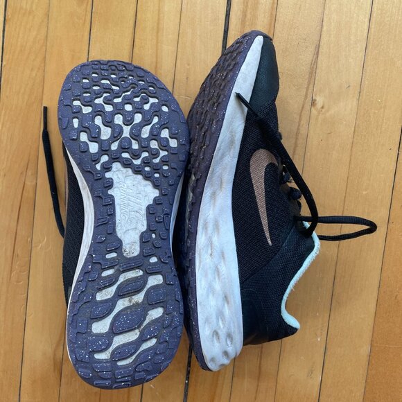 Nike's - Picture 2 of 3